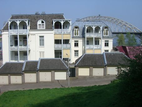 Nijmegen : Häuserreihe an der Anhöhe des Valkhofparkes